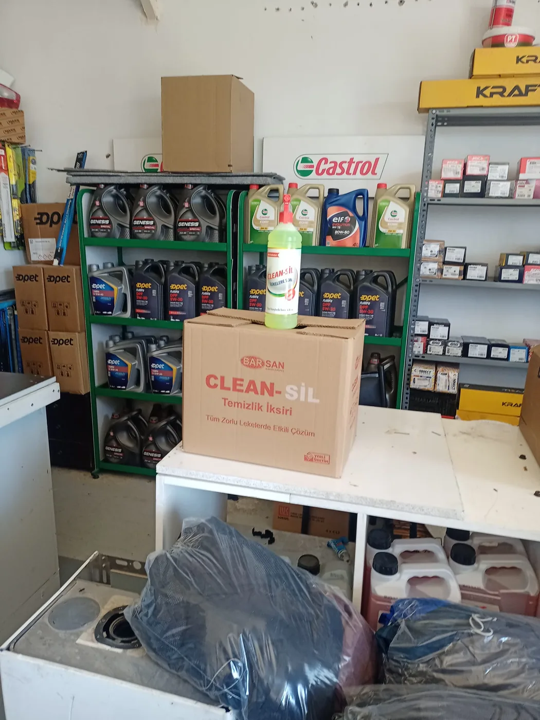Oto yedek parça mağazası